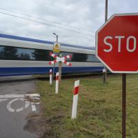 bezpieczny przejazd, przejazd kolejowo-drogowy, żółta naklejka, krzyż św. Andrzeja, znak STOP