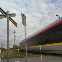 bezpieczny przejazd, przejazd kolejowo-drogowy, żółta naklejka, krzyż św. Andrzeja, znak STOP