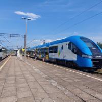 2025-05-30 Do pociągu z wygodnych peronów na linii do Zwardonia. Będzie też szybciej