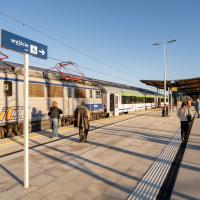2025-09-29 Słupsk: podróżni wsiadają do pociągów z nowych peronów