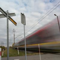 bezpieczny przejazd, przejazd kolejowo-drogowy, żółta naklejka, krzyż św. Andrzeja, znak STOP