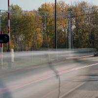 bezpieczny przejazd, przejazd kolejowo-drogowy, żółta naklejka, rogatka