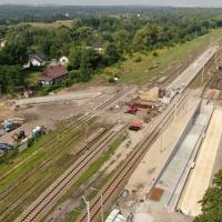 2023-08-31 W Strzemieszycach budowane są dwa ostatnie segmenty przejścia pod torami