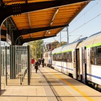 2025-09-29 Słupsk: podróżni wsiadają do pociągów z nowych peronów