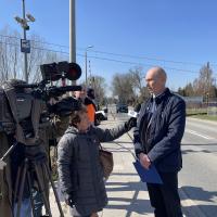 akcja ulotkowa, przejazd kolejowo-drogowy, żółta naklejka, znak STOP, funkcjonariusz SOK, ambasadorzy bezpieczeństwa