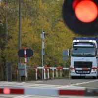 bezpieczny przejazd, przejazd kolejowo-drogowy, żółta naklejka, rogatka