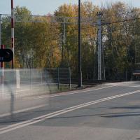 bezpieczny przejazd, przejazd kolejowo-drogowy, żółta naklejka, rogatka