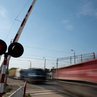 bezpieczny przejazd, przejazd kolejowo-drogowy, rogatka, samochód ciężarowy