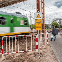 Warszawa, przejazd kolejowo-drogowy, pociąg, rogatka, pieszy, KPO, digitalizacja, człowiek, ul. Naczelnikowska