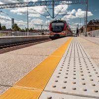 sieć trakcyjna, peron, Korsze, pociąg, nowa sieć trakcyjna, LK38, KPO, inwestycje w realizacji