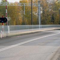 bezpieczny przejazd, przejazd kolejowo-drogowy, żółta naklejka, rogatka