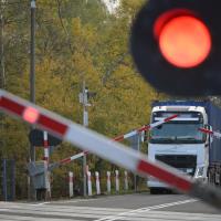 bezpieczny przejazd, przejazd kolejowo-drogowy, żółta naklejka, rogatka