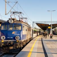 2025-09-29 Słupsk: podróżni wsiadają do pociągów z nowych peronów