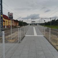 2019-05-31 Podróżni wyjeżdżają z nowych peronów między Suminą a Nędzą