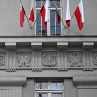 centrala, budynek, iluminacja, flaga biało-czerwona, dekoracja