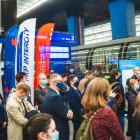 bezpieczny przejazd, kampania społeczna, Warszawa Centralna, edukacja, edukacja dzieci, edukacja dorosłych, akcja edukacyjna, ambasador bezpieczeństwa, ambasadorzy bezpieczeństwa, Connecting Europe Express, pociąg europejski