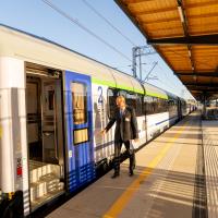 2025-09-29 Słupsk: podróżni wsiadają do pociągów z nowych peronów