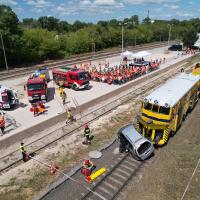2025-06-26 Spektakularna symulacja zderzenia pociągu z samochodem. Ku przestrodze kierowców!
