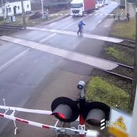 bezpieczny przejazd, kampania społeczna, monitoring, monitoring na przejazdach, rowerzysta