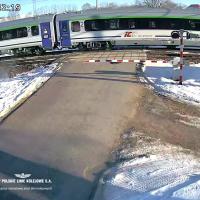 bezpieczny przejazd, wypadek, kampania społeczna, monitoring, monitoring na przejazdach, wypadek na przejeździe, rogatka, wyłamanie rogatki, samochód osobowy