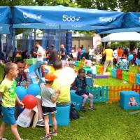 bezpieczny przejazd, wideo, kampania społeczna, film promocyjny, dzień dziecka, edukacja dzieci, dzieci, dziecko, wydarzenie plenerowe, stoisko kampanii, KPRM, Kancelaria Prezesa Rady Ministrów, virtual reality, gogle VR, Bezpieczny przejazd VR, rodzice