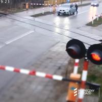 bezpieczny przejazd, bezpieczeństwo, rogatka, wyłamanie rogatki, samochód osobowy