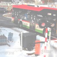 bezpieczny przejazd, przejazd kolejowo-drogowy, autobus, rogatka, kierowca zawodowy