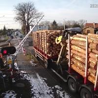 bezpieczny przejazd, wideo, przejazd kolejowo-drogowy, szlaban na ryzyko, kierowca, monitoring na przejazdach, niebezpieczne zachowanie, wyłamanie rogatki, samochód ciężarowy, ciężarówka