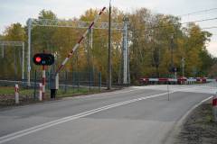 bezpieczny przejazd, przejazd kolejowo-drogowy, żółta naklejka, rogatka