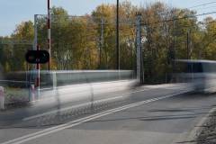 bezpieczny przejazd, przejazd kolejowo-drogowy, żółta naklejka, rogatka