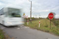 bezpieczny przejazd, przejazd kolejowo-drogowy, żółta naklejka, krzyż św. Andrzeja, znak STOP