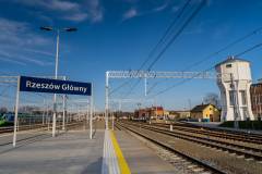 POIiŚ 2014-2020, Rzeszów Główny, zdjęcia nocne, TSI PRM, zmodernizowany peron