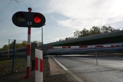 bezpieczny przejazd, przejazd kolejowo-drogowy, żółta naklejka, rogatka