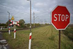bezpieczny przejazd, przejazd kolejowo-drogowy, żółta naklejka, krzyż św. Andrzeja, znak STOP