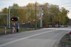 bezpieczny przejazd, przejazd kolejowo-drogowy, żółta naklejka, rogatka