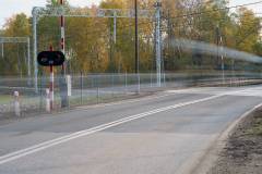 bezpieczny przejazd, przejazd kolejowo-drogowy, żółta naklejka, rogatka