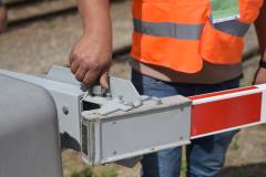 bezpieczny przejazd, kampania społeczna, przejazd kolejowo-drogowy, napęd rogatkowy, rogatka, wydarzenie plenerowe, symulacja zderzenia, wyłamanie rogatki, bezpiecznik drąga rogatkowego