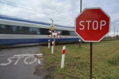 bezpieczny przejazd, przejazd kolejowo-drogowy, żółta naklejka, krzyż św. Andrzeja, znak STOP