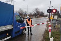 bezpieczny przejazd, przejazd kolejowo-drogowy, Łódź, samochód, briefing prasowy, wyłamanie rogatki