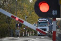 bezpieczny przejazd, przejazd kolejowo-drogowy, żółta naklejka, rogatka