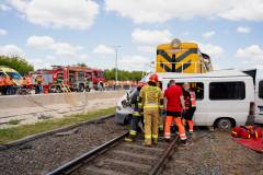 bezpieczny przejazd, wypadek, kampania społeczna, przejazd kolejowo-drogowy, wypadek na przejeździe, wydarzenie plenerowe, symulacja zderzenia, służby ratownicze