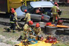 bezpieczny przejazd, zderzenie, przejazd kolejowo-drogowy, straż pożarna, strażak, wydarzenie plenerowe, symulacja zderzenia, akcja ratunkowa, akcja ratownicza