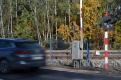 bezpieczny przejazd, przejazd kolejowo-drogowy, żółta naklejka, rogatka