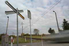 bezpieczny przejazd, przejazd kolejowo-drogowy, żółta naklejka, krzyż św. Andrzeja, znak STOP