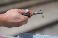 bezpieczny przejazd, kampania społeczna, przejazd kolejowo-drogowy, napęd rogatkowy, rogatka, wydarzenie plenerowe, symulacja zderzenia, wyłamanie rogatki, bezpiecznik drąga rogatkowego