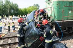 bezpieczny przejazd, symulacja, zderzenie, wypadek, przejazd kolejowo-drogowy, szlaban na ryzyko, kierowca, straż pożarna, samochód, strażak, symulacja zderzenia, akcja ratunkowa