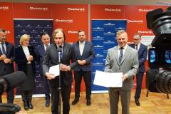 Modlin, podpisanie umowy, kolej na lotnisko, Kaczorek Maciej, wojewoda, decyzja