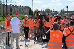 bezpieczny przejazd, zderzenie, przejazd kolejowo-drogowy, briefing prasowy, wydarzenie plenerowe, symulacja zderzenia, akcja ratunkowa, akcja ratownicza, dziennikarz