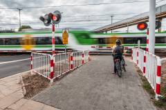 Warszawa, przejazd kolejowo-drogowy, pociąg, rogatka, rowerzysta, KPO, digitalizacja, ul. Naczelnikowska