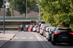 przejazd kolejowo-drogowy, sygnalizacja, rogatka, samochód osobowy, korek